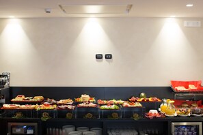 Un bufé con diferentes alimentos y bebidas.