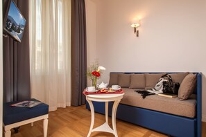 Deluxe Triple Room | Premium bedding, minibar, in-room safe, desk - Floris Hotel (Rome)