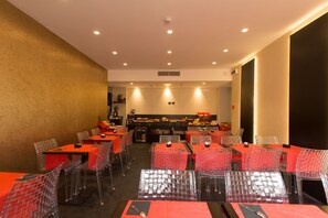 Tägliches Frühstücksbuffet gegen Gebühr
