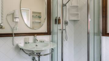 Chambre Supérieure Double ou avec lits jumeaux (Goethe) | Salle de bain | Douche, articles de toilette gratuits, sÚche-cheveux, peignoirs