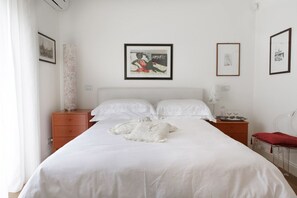 Standard Double Room (De Maupassant) | Frette Italian sheets, premium bedding, down duvets, memory-foam beds - B&B Triskéles (Agrigento)