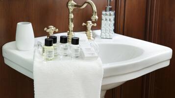 Standard-Doppelzimmer (De Maupassant) | Waschbecken im Bad