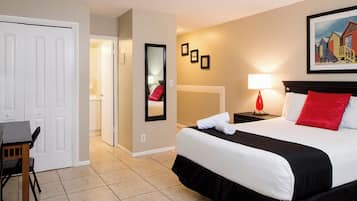 Habitación económica | Escritorio, tabla de planchar con plancha, wifi gratis y ropa de cama