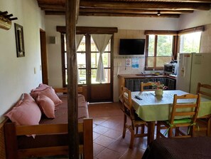 Bungalow Basic (4 Adults) | Una cassaforte in camera, con stile personalizzato