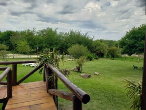 Bungalow básico, 1 habitación, vistas a la laguna | Zona de estar | Televisión LCD de 21 pulgadas con canales por cable, una televisión