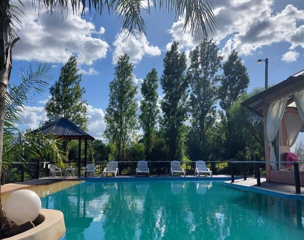 2 piscinas internas, piscina externa
