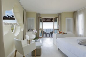 Habitación Deluxe con 1 cama matrimonial o 2 individuales | Minibar, caja de seguridad en la habitación y escritorio 