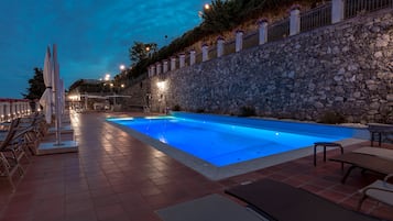 Utomhuspool, öppet 09.30 till 17.30, parasoller och solstolar