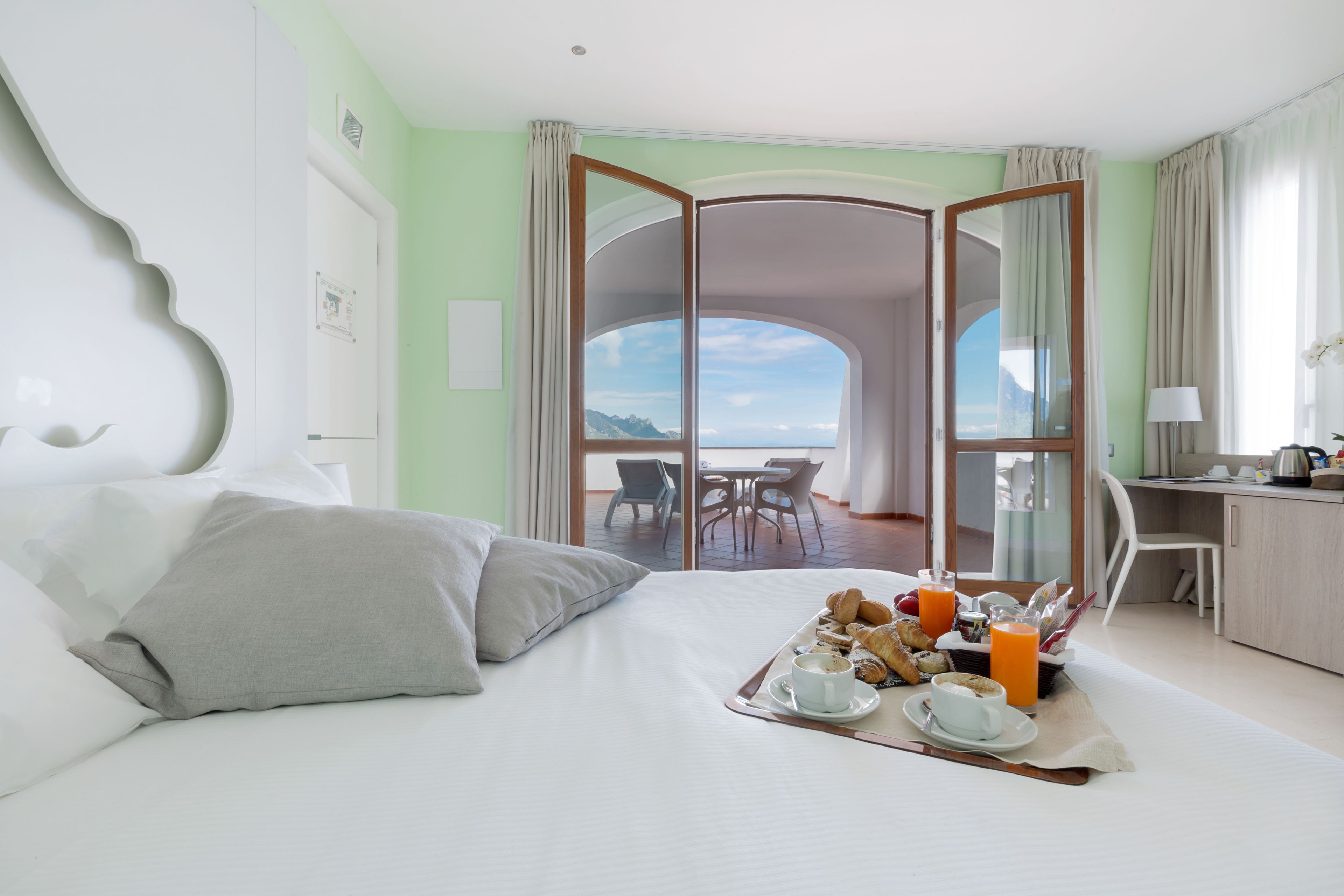 deluxe double or twin room | 1 bedroom, minibar, in-room safe, desk