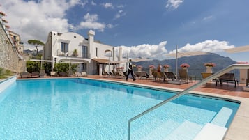 Una piscina al aire libre (de 09:30 a 17:30), sombrillas, tumbonas