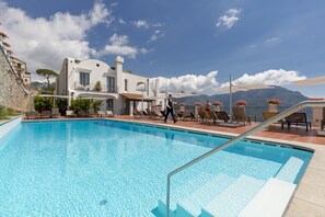 Outdoor pool, open 9:00 AM to 7:00 PM, pool umbrellas, sun loungers - Villa Piedimonte (Ravello)