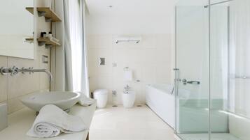 Un baño moderno con un lavamanos grande, inodoro y bañera.