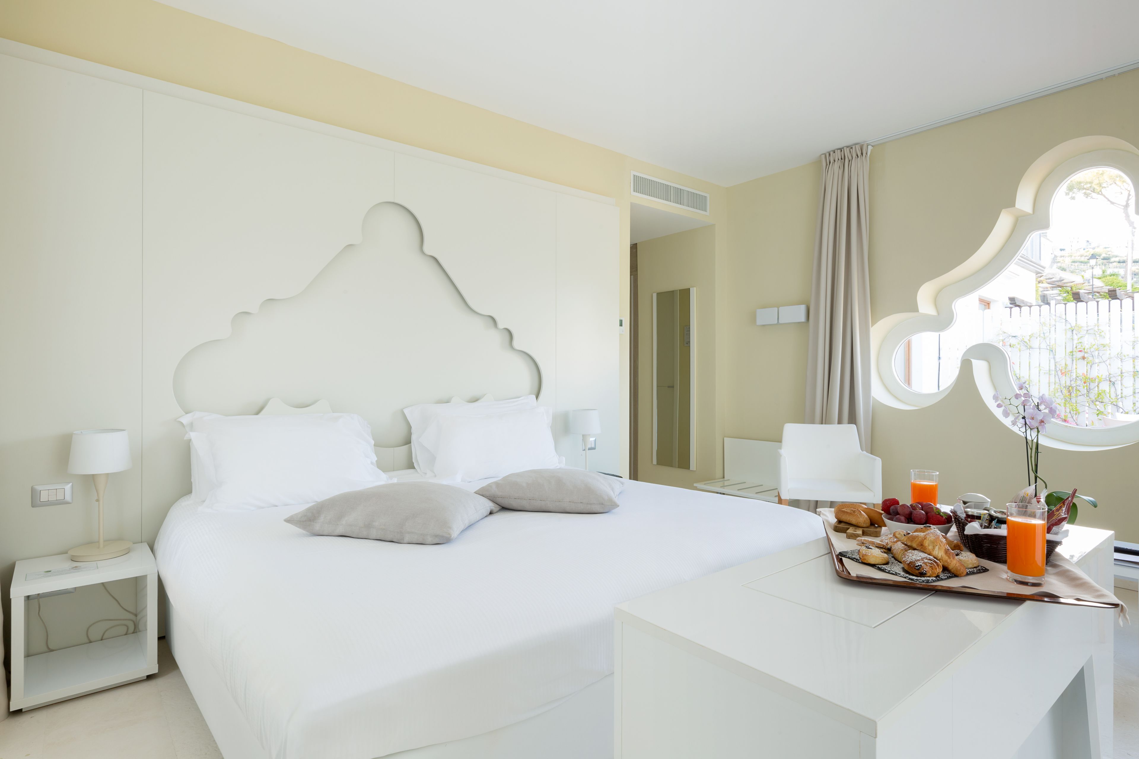 deluxe double or twin room | 1 bedroom, minibar, in-room safe, desk