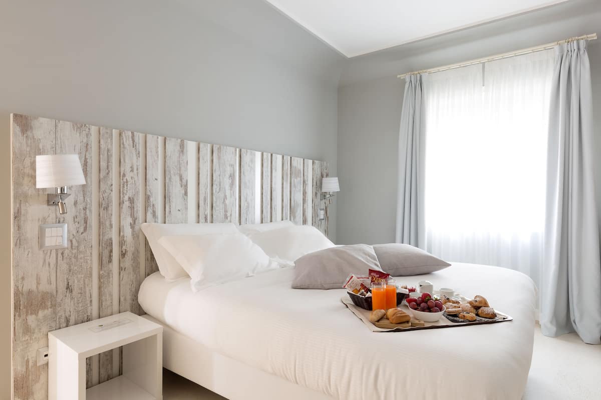 Comfort Suite | Minibar, in-room safe, desk, blackout drapes
