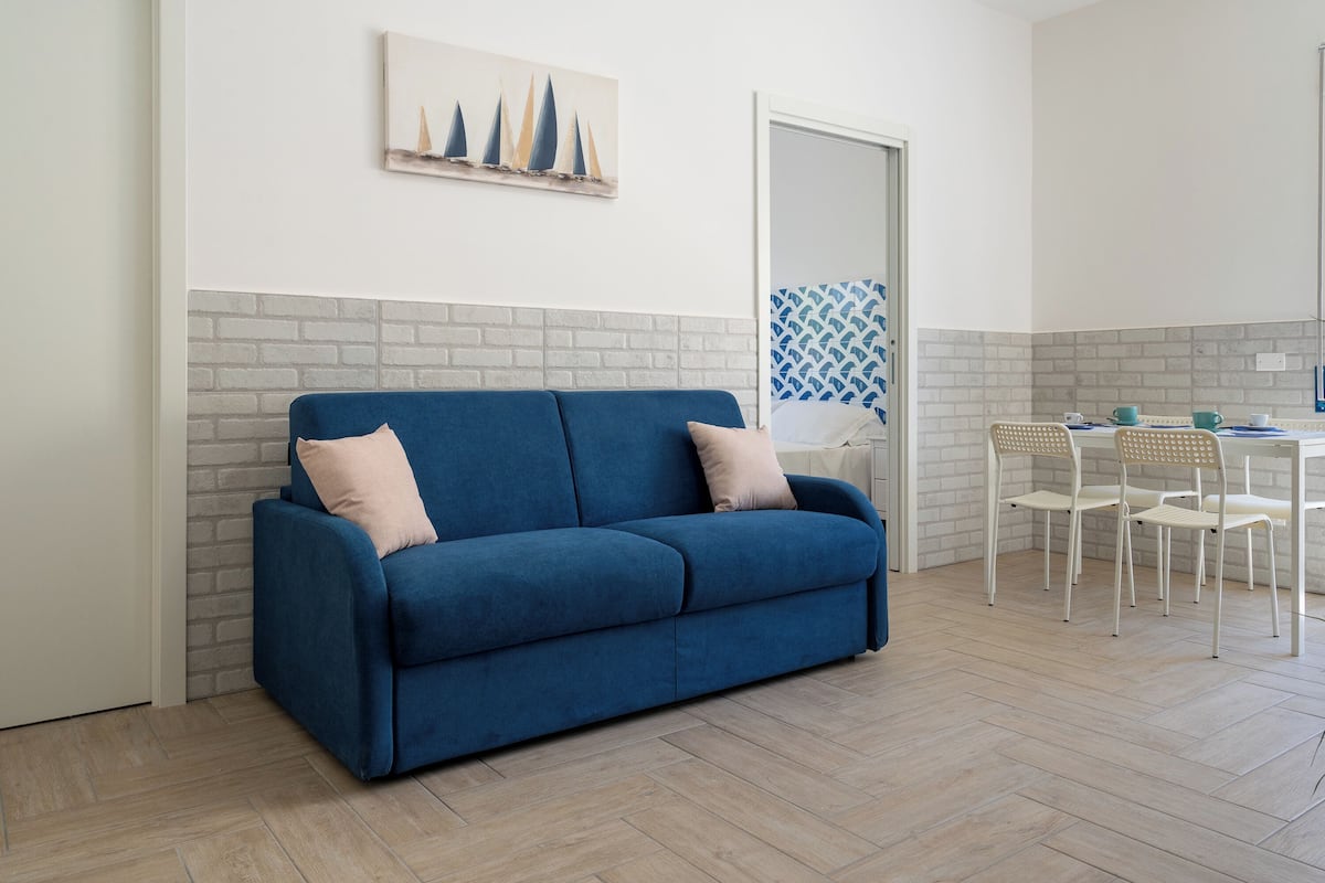 Casa urbana | Área de sala de estar | Televisión de pantalla plana de 32 pulgadas con canales por cable