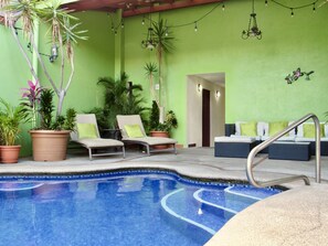 Hồ bơi ngoài trời, ghế dài tắm nắng 