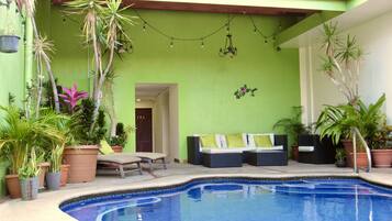 AuĂenpool, LiegestĂŒhle