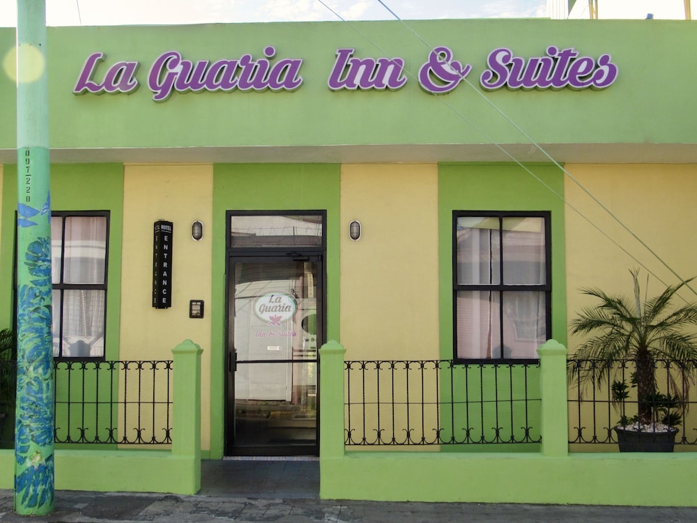 Hotel La Guaria Inn & Suites