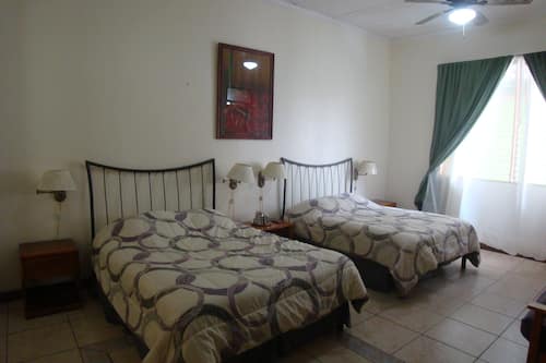Comfort-Zimmer, 1 Schlafzimmer, Poolzugang | Allergikerbettwaren, Zimmersafe, Schreibtisch