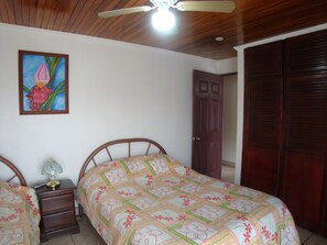 Ropa de cama hipoalergénica, caja fuerte, escritorio