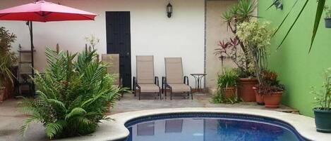 Piscina a l'aire lliure i gandules