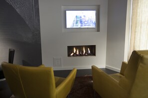 스위트, 파티오 | 거실 공간 | 평면 TV, 벽난  로
