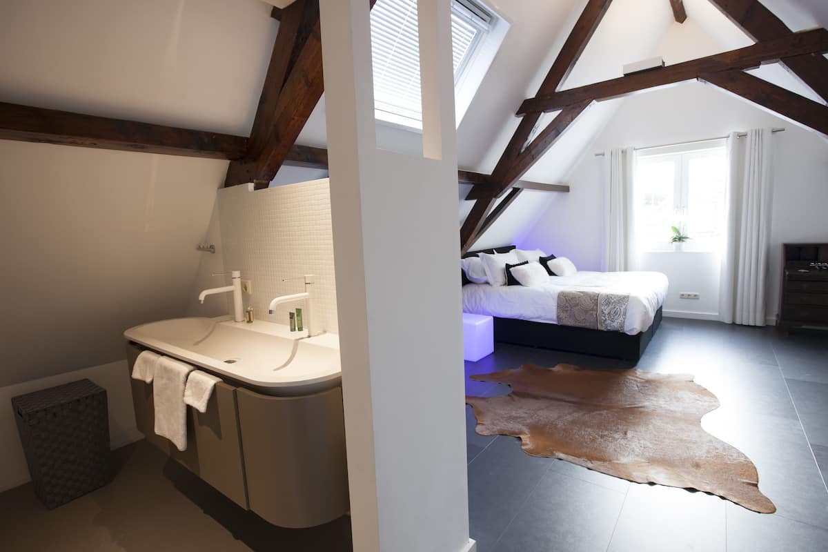 Suite | Minibar, in-room safe, individually decorated, desk