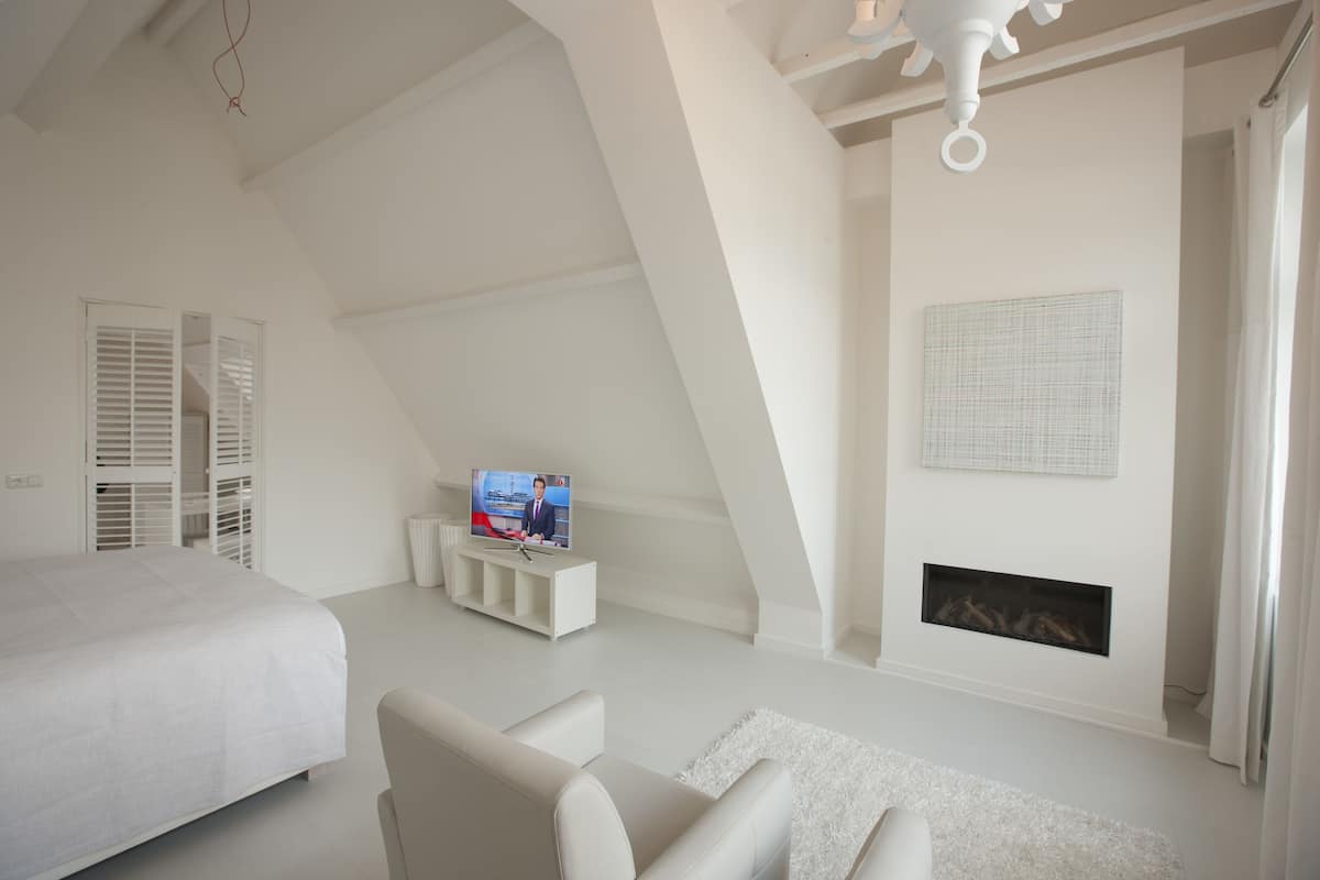 Deluxe Suite, Patio | Minibar, in-room safe, individually decorated, desk