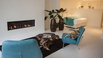 Deluxe Suite | Minibar, in-room safe, individually decorated, desk