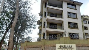 Un edificio de varios pisos con balcones y un letrero que dice "Palace".
