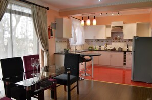 Fridge, microwave, cookware/dishes/utensils - Fahari Palace Serviced Apartments (Nairobi)