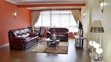 Premium-Apartment, 2 Schlafzimmer, Küche, Stadtblick | Wohnzimmer | Flachbildfernseher