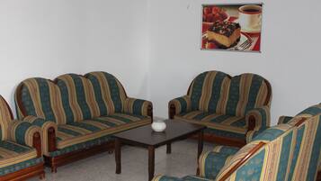 A living room with a sofa set and a coffee table.