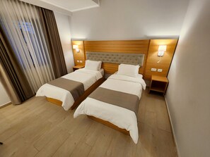 Hypo-allergenic bedding, in-room safe, desk, laptop workspace - St Andrews Guesthouse Ramallah (Ramallah)