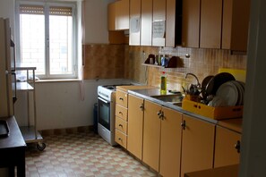 Full-sized fridge, oven, stovetop, toaster - St Andrews Guesthouse Ramallah (Ramallah)