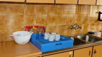 Refrigerador con freezer, horno, placa de cocina, tostadora
