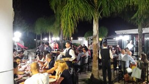 Petit déjeuner et déjeuner servis sur place, spécialités Cuisine locale