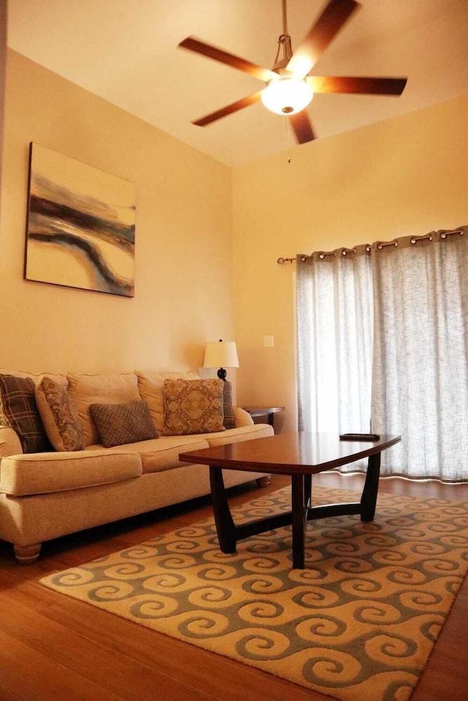 Paraquet Apartments by null