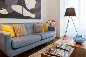 32-inch flat-screen TV with cable channels, TV - The 8 Downtown Suites (Lisbon)