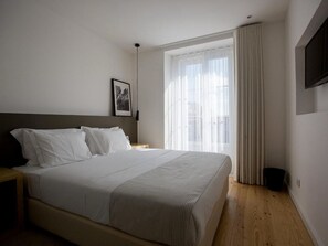 Premium bedding, minibar, in-room safe, individually decorated - The 8 Downtown Suites (Lisbon)