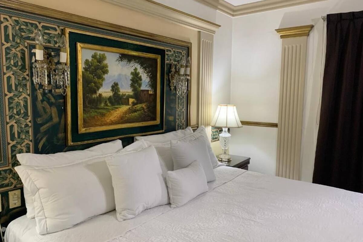 Tabla de planchar con plancha, wifi gratis, ropa de cama