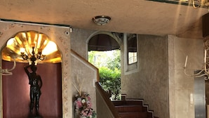 A grand staircase with a marble floor leading to an upper level. - Inn Galerias Hotel (Aguascalientes)