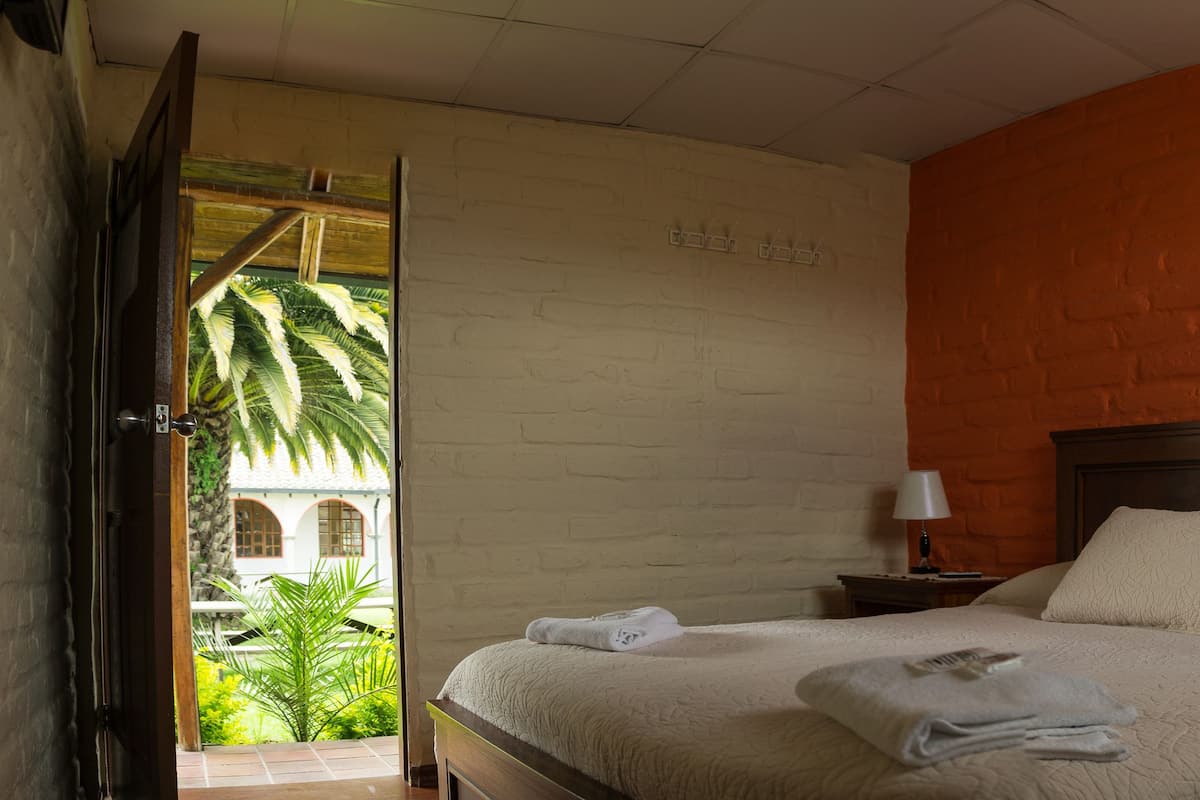 Single Room | Premium bedding, desk, free WiFi, bed sheets