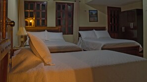 Habitación triple | Ropa de cama de alta calidad, escritorio, wifi gratis y ropa de cama