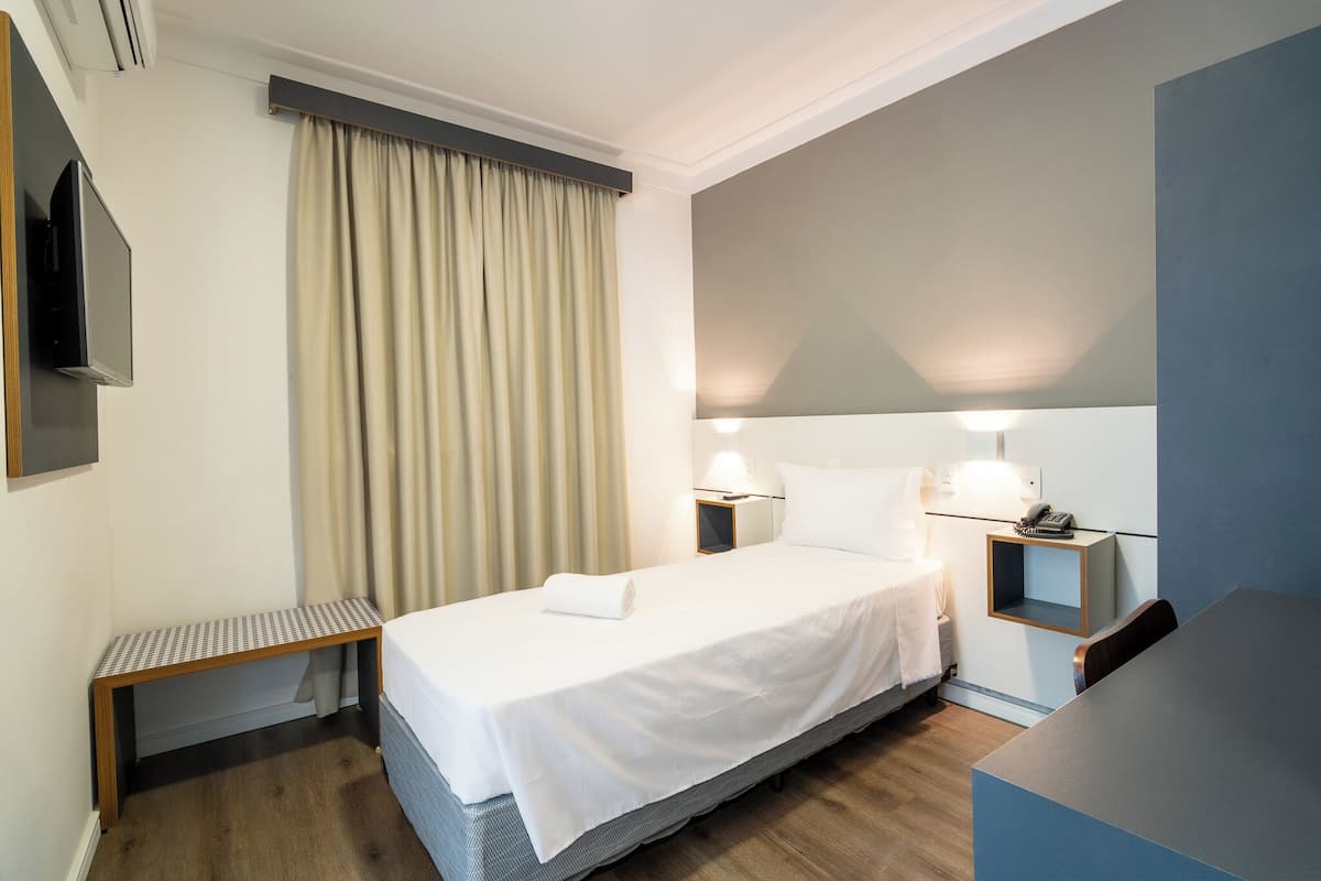 Chambre simple Standard | Bureau, fer et planche Ă repasser, accĂšs au Wi-Fi (inclus)