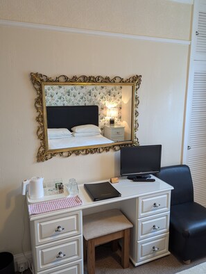 Standard Double Room, Ensuite (Rhuddlan) - The Hilary Guest House (Llandudno)