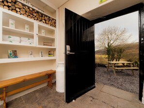 Interior entrance - YHA Brecon Beacons - Hostel (Brecon)