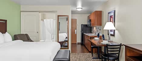 Ylelliset vuodevaatteet, tallelokero huoneessa, äänieristys