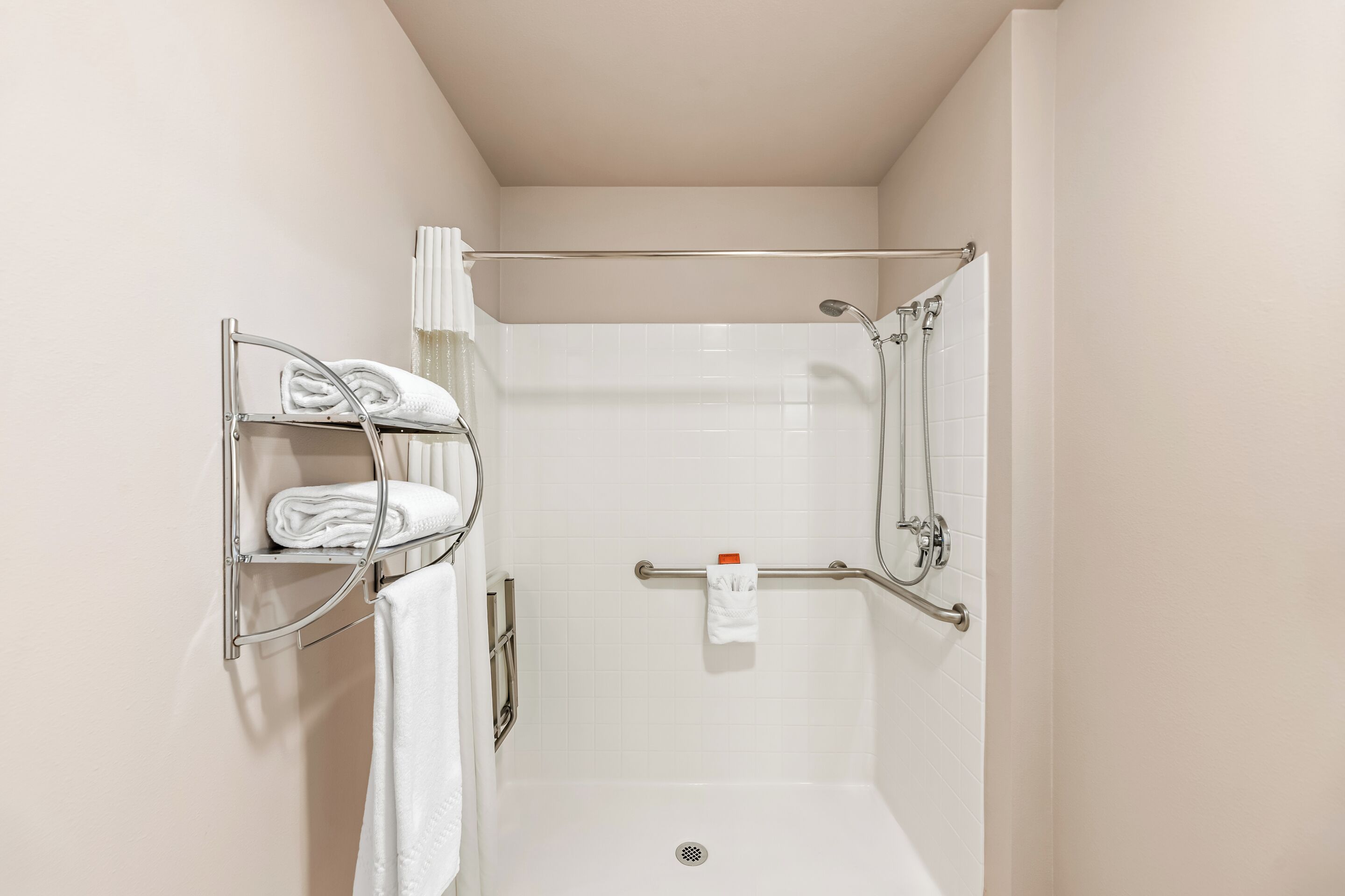 combined shower/bathtub, free toiletries, towels