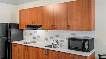 Full-size fridge, microwave, stovetop, coffee/tea maker